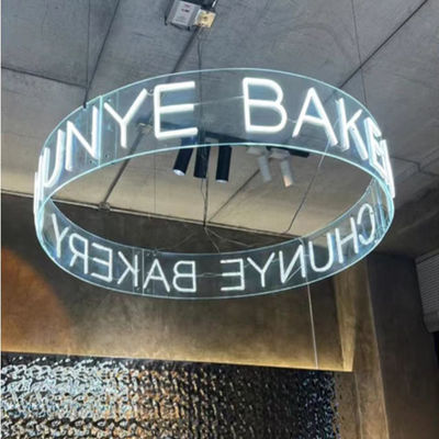 Décoration de la maison Riches couleurs LED Ring Neon Sign Light avec des lettres de néon personnalisées montées sur le mur