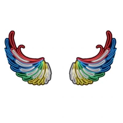 Des ailes d'ange et un panneau au néon décorant une fête avec des lettres de marquise