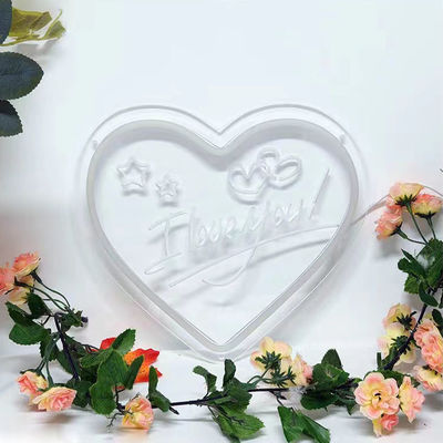 Des ailes d'ange de mariage avec des lettres acryliques