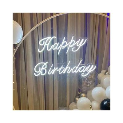 Lettres artisanales Signe lumineux au néon LED pour décoration de mariage personnalisée dans un style contemporain
