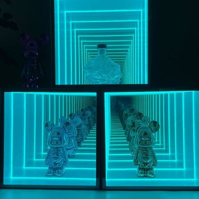Étagère de vin Lego violette personnalisable avec lampe à bande LED et armoire d'affichage à l'infini