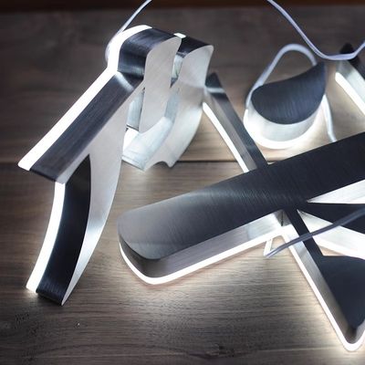 Signe ouvert acrylique Caractéristiques lumineuses de rail avec ampoules LED Source lumineuse Lettres rétroéclairées