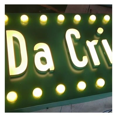 Affichage publicitaire extérieur intérieur avec des lumières LED et un panneau métallique rétro