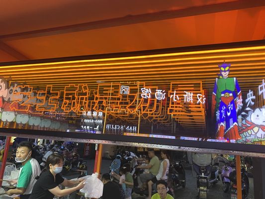 Écrans à vis fixant le miroir à LED à l'infini